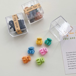 Vue détaillée de mini pinces à cheveux mates en ensemble multicolore avec boîte