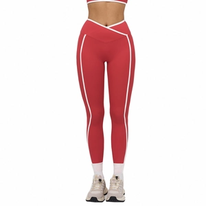 Leggings da yoga rossi con vita incrociata e strisce laterali bianche per fitness