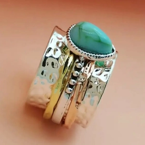 Anillo giratorio estilo bohemio vintage con piedra turquesa ovalada y detalles dorados