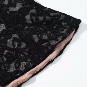 Détail de la dentelle noire et de la doublure nude sur ce top bustier en velours