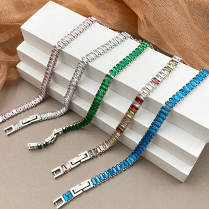 Pulsera minimalista de acero inoxidable con circonitas cúbicas de colores rectangulares