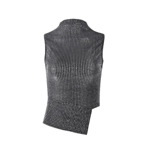 Détail du haut à paillettes argentées avec ourlet asymétrique et texture de col montant