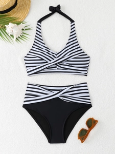 Bikini a due pezzi a vita alta da donna a righe con scollo all'americana e accessori