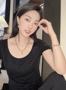 Détail d'un ensemble de bijoux rétro en perles avec pierres naturelles et pendentif soleil