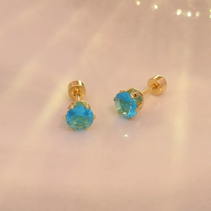 Boucles d'oreilles en acier titane avec zircons bleus ronds et finition dorée