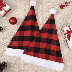 Klassische rot-schwarze Weihnachtsmützen im Karo-Muster mit weißem Plüschrand, 2er Set