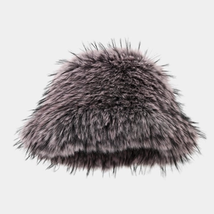 Gros plan sur le chapeau bob en peluche gris-violet montrant la texture douce et épaisse