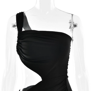 Détail de robe noire à une épaule avec découpe latérale sur mannequin, tissu lisse