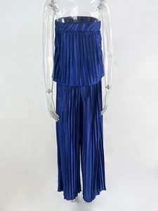 Dettaglio del set due pezzi plissettato blu reale con top a fascia e pantaloni larghi