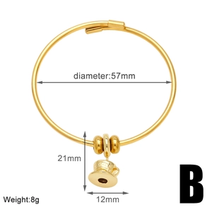 Vista detallada del brazalete con colgante de taza de café en oro de 18k y medida 57mm