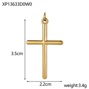 Pendentif croix en or poli avec dimensions 3,5cm sur 2,2cm sur fond blanc pur