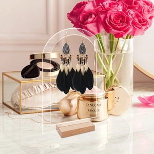 Boucles d'oreilles bohèmes plumes noires et feuille d'or sur support en acrylique