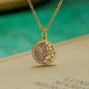 Vue macro d'un collier plaqué or avec pendentif étoile et lune en zircon violet