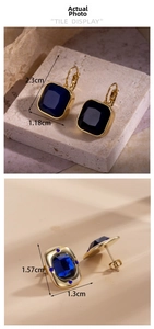 Detail view of gold earrings with blue stones and precise size dimensions in centimeters