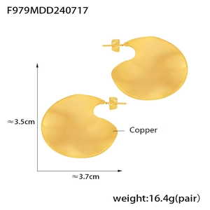 Détail de boucles d'oreilles en cuivre plaqué or 18 carats, dimensions 3,5x3,7 cm