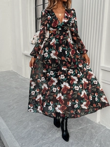 Détail de la robe maxi fleurie à col en V avec volants et découpes à la taille pour femme