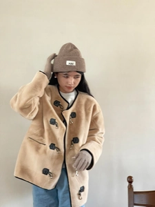 Detalle de guantes de punto de invierno con chaqueta de pelo sintético y hebilla en D