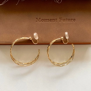 Minimalistische goldene C-Ohrclips im Doppelkreis-Design mit Silikonpolstern ohne Ohrloch