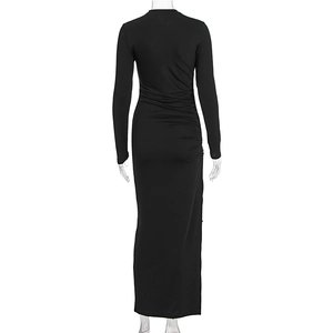 Détail du design froncé sur le côté d'une robe longue noire à manches longues