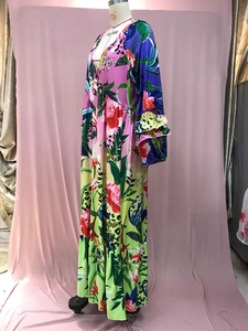 Detalle de vestido maxi con cuello en V, estampado floral tropical y puños con volantes
