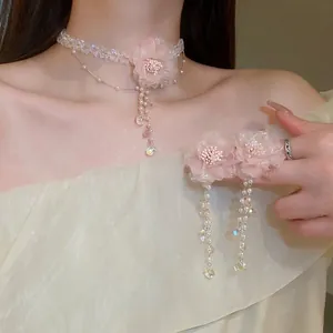Elegantes Set aus rosa Netzblumen-Ohrringen und Choker mit Perlen und Strasssteinen