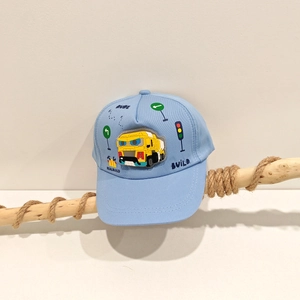 Dettaglio cappellino azzurro per bambini con ricamo camion da cantiere 3D e segnali stradali