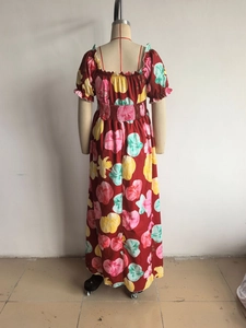 Vue détaillée de la robe d'été rouge fleurie avec manches bouffantes et taille haute