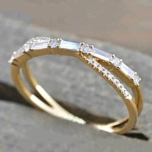 Elegante anillo dorado minimalista con gema de corte esmeralda y pavé de circón