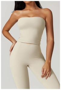 Détail de l'ensemble brassière bandeau beige sans couture et legging taille haute