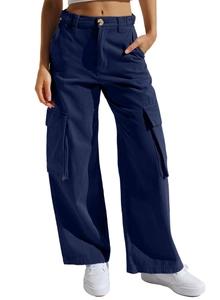 Detailansicht der dunkelblauen Cargo-Jeans mit hoher Taille und großen Seitentaschen