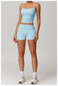 Détail d'un ensemble de yoga bleu clair avec brassière et short de sport à taille haute