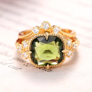 Luxuriöser goldener Verlobungsring mit großem quadratischem olivgrünem Edelstein und Diamanten