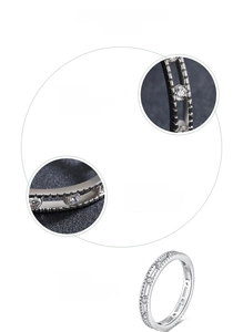 Détail macro de la bague d'éternité en argent 925 avec pierres en zircone 5A