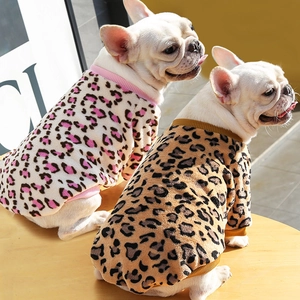 Détail de pulls léopard pour chiens en polaire douce avec poignets élastiques