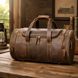 Vista de detalle de un bolso de viaje de cuero marrón sobre un banco de madera