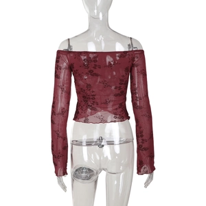 Vue arrière du haut en maille bordeaux avec imprimé floral et manches longues transparentes