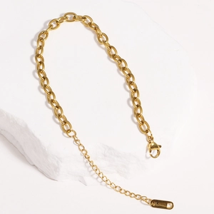 Dettaglio del bracciale a catena in acciaio inossidabile placcato oro 18K con chiusura a moschettone