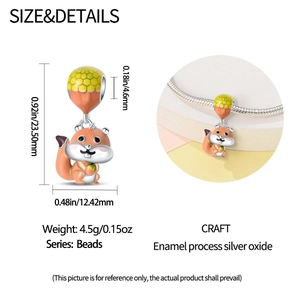 Dettaglio charm scoiattolo in argento con ghianda smaltata per bracciali DIY con dimensioni