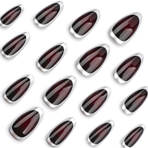 Unghie finte a mandorla corte rosso vino sfumato con bordo metallico argento
