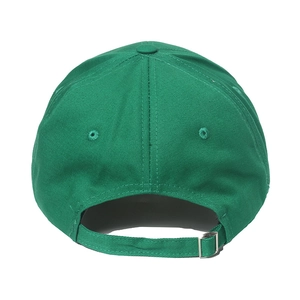 Detail der dunkelgrünen Baseballkappe mit verstellbarer Metallschnalle und Baumwollstoff
