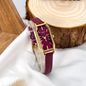 Montre quartz vintage femme avec bracelet cuir bordeaux et boîtier doré octogonal