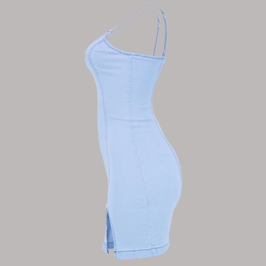 Détail d'une mini robe en jean bleu clair avec fente latérale et coupe ajustée