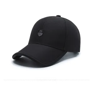 Detail einer schwarzen Baseballkappe mit Schild-Logo und dekorativer Randbeschriftung