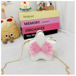 Détail du sac enfant en forme d'étoile avec nœud à paillettes roses et bordure en perles