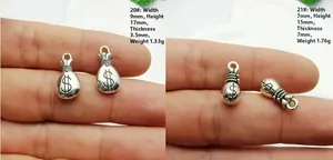 Gros plan de breloques en forme de sac d'argent avec signe dollar pour bijoux artisanaux