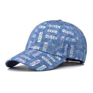 Berretto da baseball in denim blu con stampa QUEEN iridescente su corona e visiera