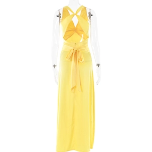 Détail d'une robe longue en satin jaune dos nu avec laçage et nœud à la taille