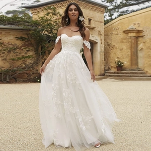 Robe de mariée blanche élégante à épaules dénudées avec dentelle florale et jupe en tulle
