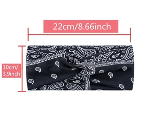 Detailansicht der Maße 22x10cm eines schwarzen Paisley Yoga-Stirnbands mit Knotendesign