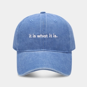 Dettaglio del ricamo bianco su un cappellino da baseball in cotone blu navy lavato